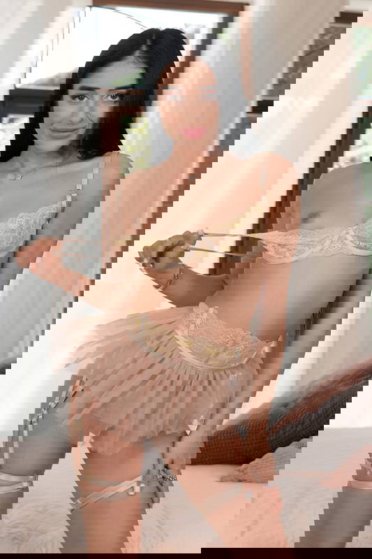 Ara Mix - VR Porn Model