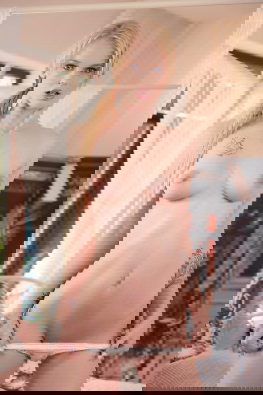 Ariela Donovan - VR Porn Model