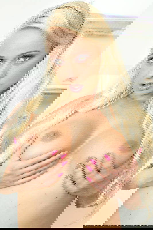 Bambi Bella - VR Porn Model