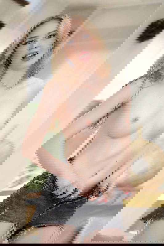 Carolina Savage - VR Porn Model