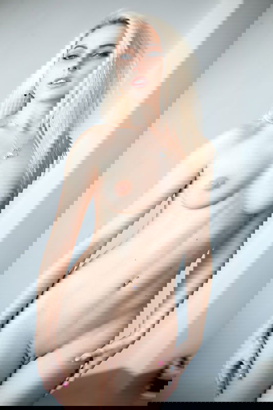 Chloe Toy - VR Porn Model