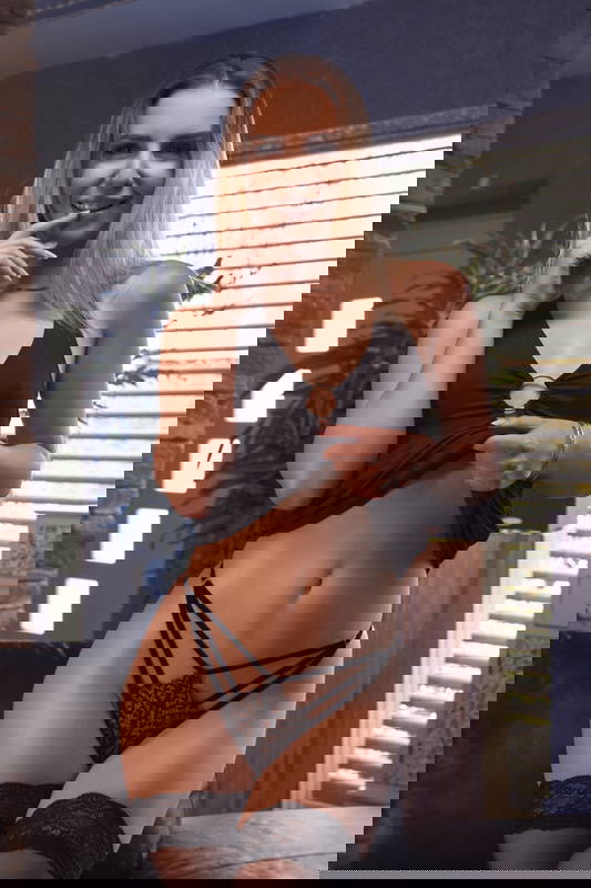 Dee Vine - VR Porn Model