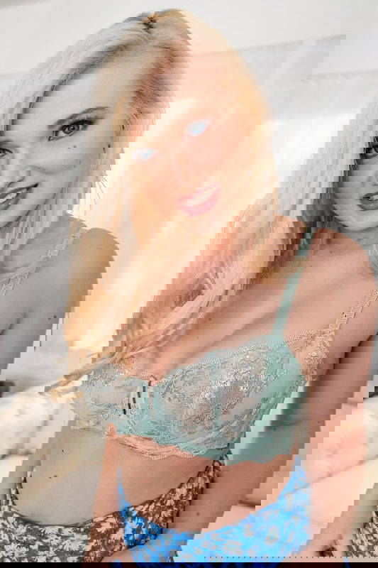 Emily Right - VR Porn Model