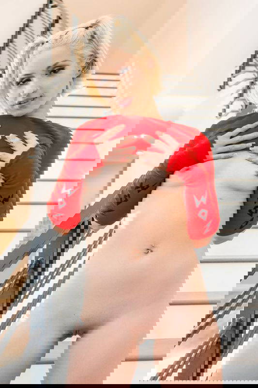 Goldie Glock - VR Porn Model