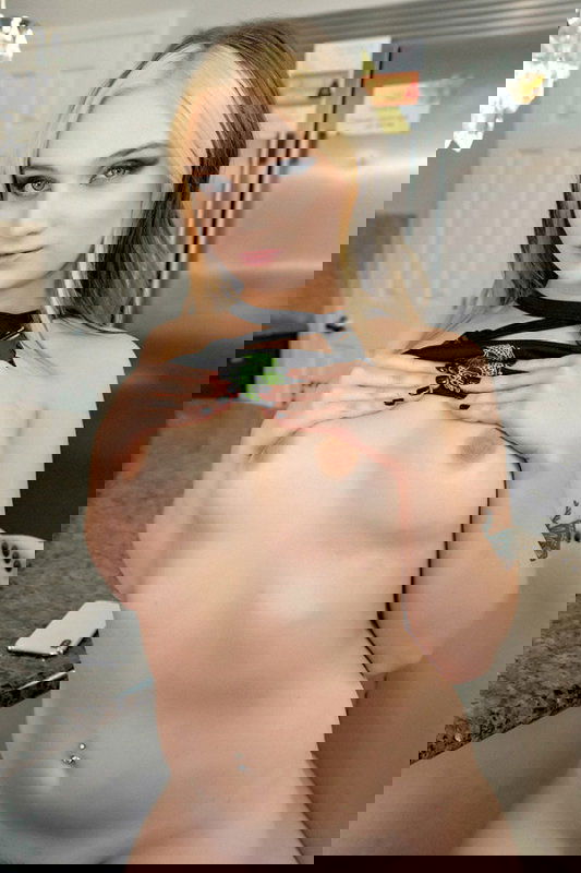 Gwen Vicious - VR Porn Model