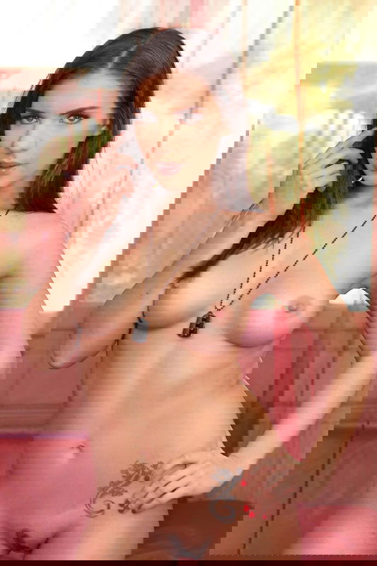 Henessy - VR Porn Model