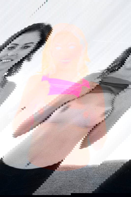 Keira Flow - VR Porn Model