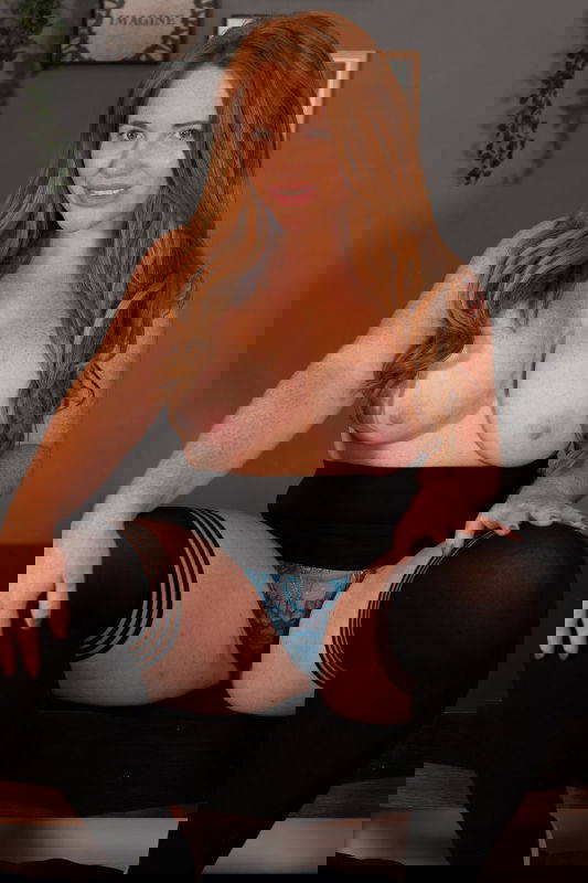 Lizzie - VR Porn Model