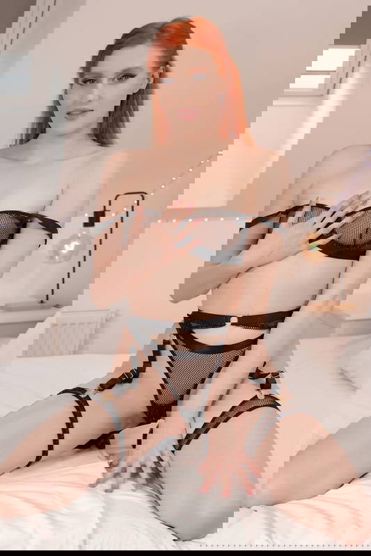 Lola Red - VR Porn Model