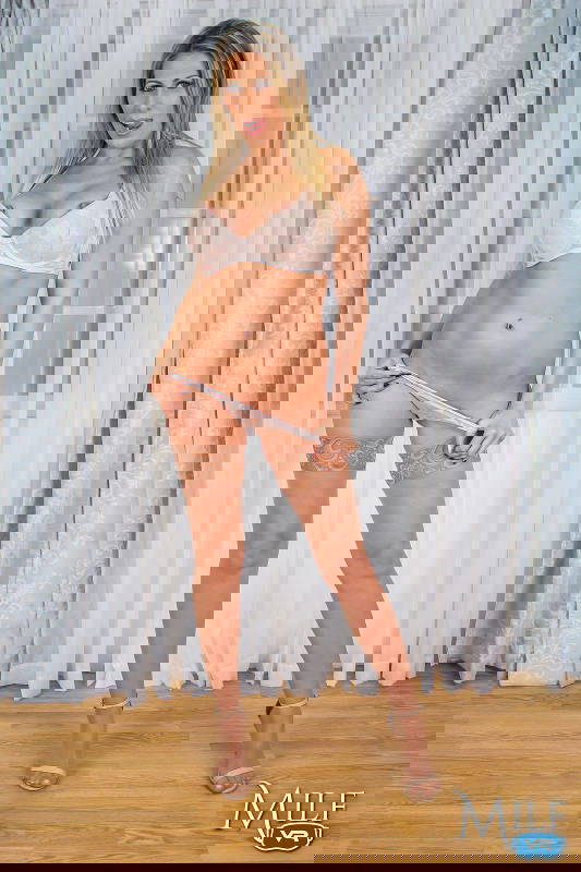 Makayla Cox - VR Porn Model