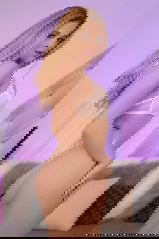 Nicole Nixon - VR Porn Model