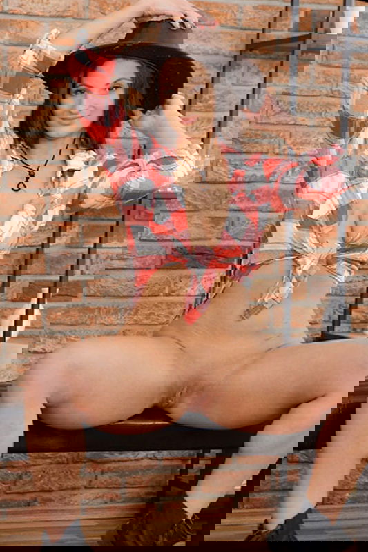 Nicolette Noir - VR Porn Model