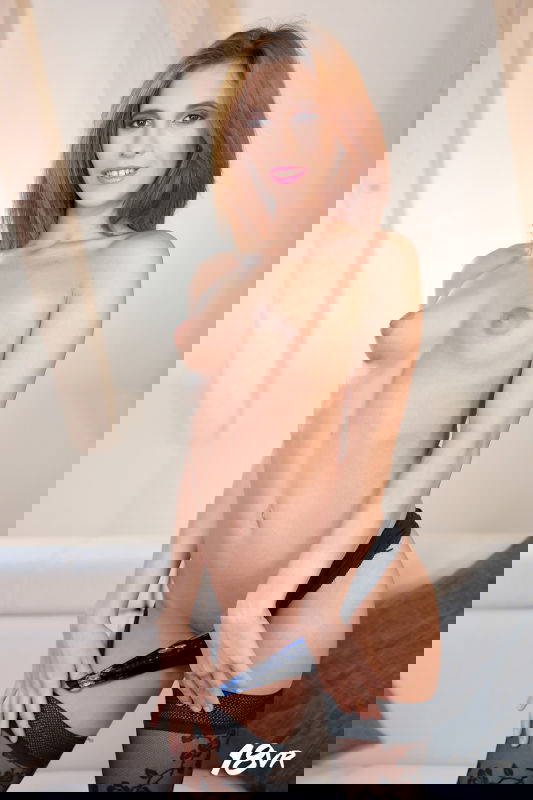 Nikki Fox - VR Porn Model