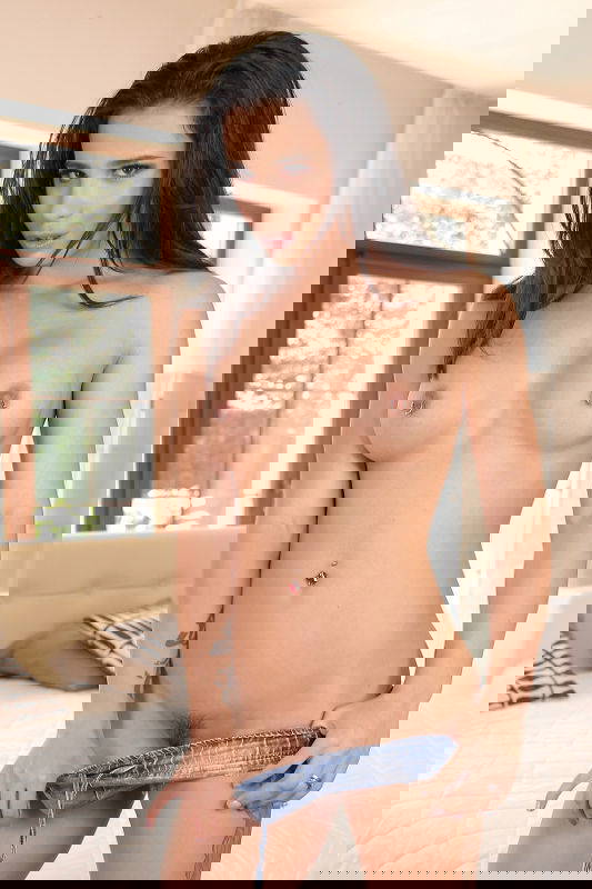 Ninel Mojado - VR Porn Model