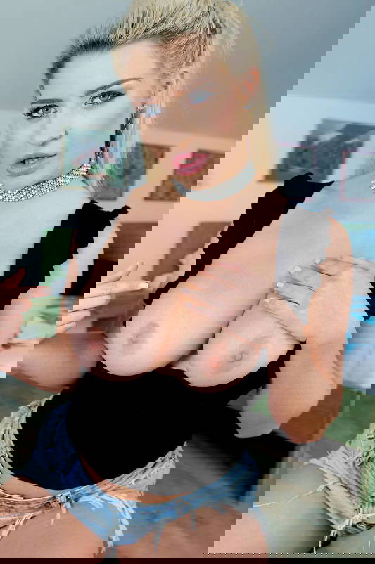 Sienna Day - VR Porn Model