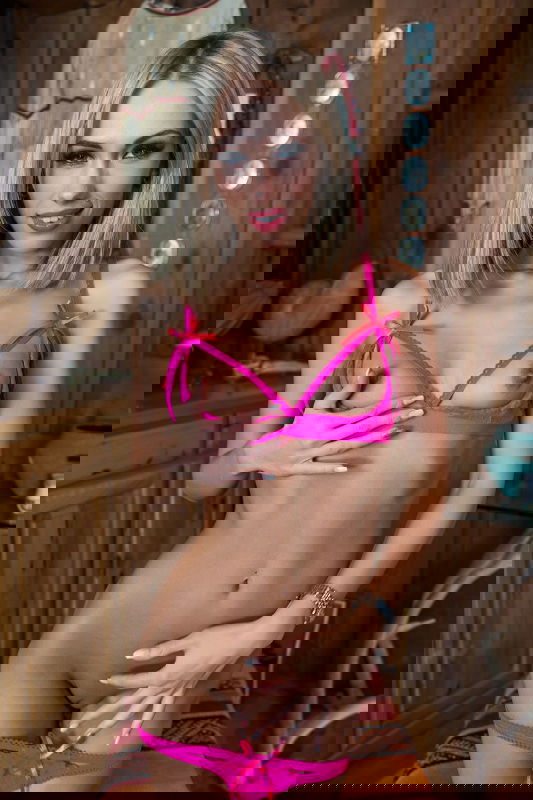 Sky Pierce - VR Porn Model