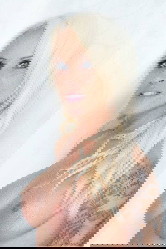 Sophie Logan - VR Porn Model