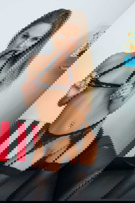 Sydney Cole - VR Porn Model