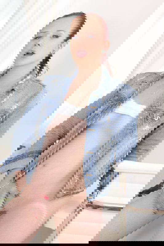 Tiffani Love - VR Porn Model