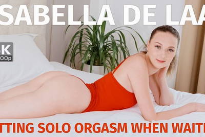 Getting Solo Orgasm When Waiting - VR Porn Video - Isabela De Laa